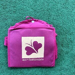 Expandable bag. Goes from compact to big by just unsnapping. Great for travel.